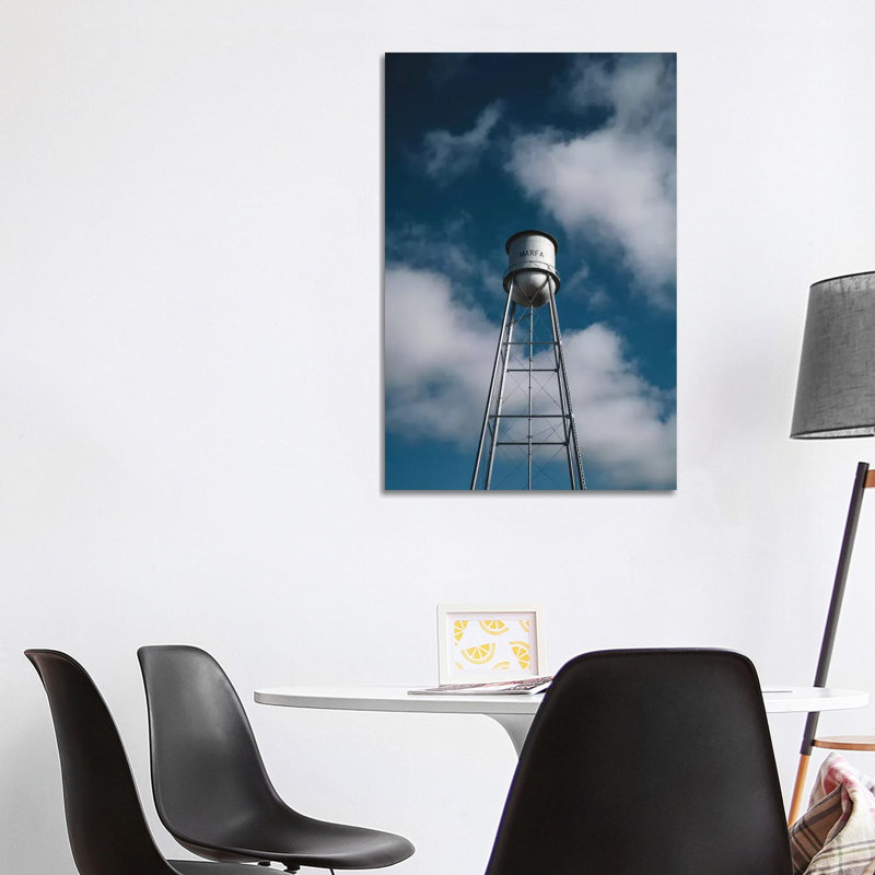 Marfa Water Tower par Bethany Young - reproduction de photo sur toile tendue, H 40 po x l 26 po x P 1,5 po