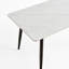 Table de salle à manger rectangulaire 1,4M moderne, base en métal unique, plateau en céramique frittée blanche, résistance à la chaleur, coin arrondi Scratch, pieds noirs et dorés, look minimaliste, pierre moderne à assemblage rapide