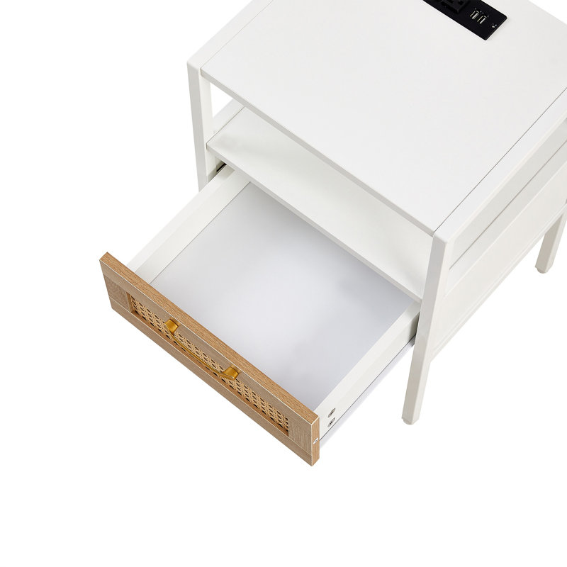 Table de chevet fonctionnelle en rotin avec prise de courant, ports USB, tiroir et pieds en métal pour une utilisation polyvalente à la maison et au bureau