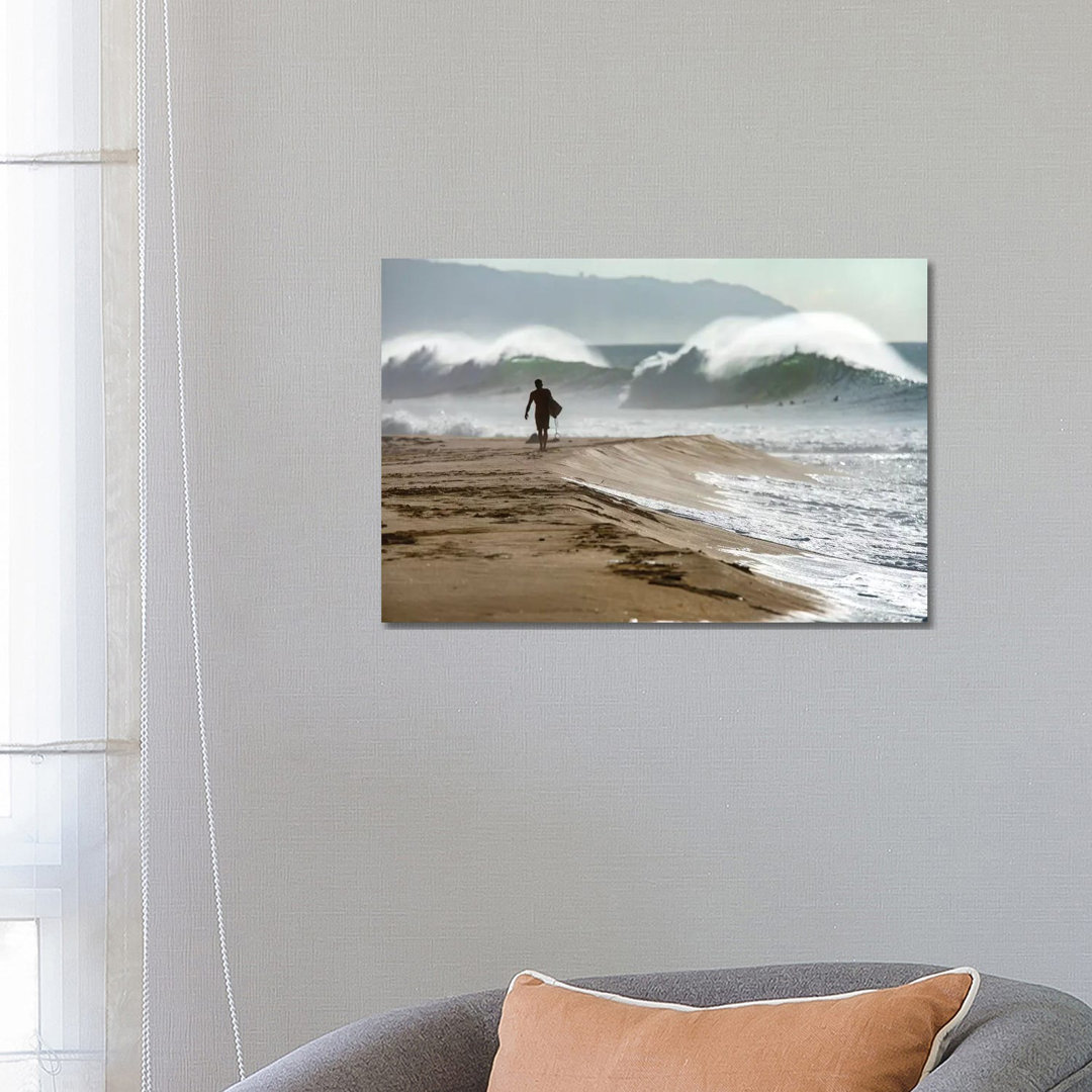 Beach Barrels von Sean Davey - Galerie-verpackte Leinwand Giclée auf Leinwand