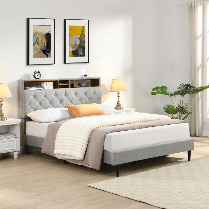 Base de lit tapissier pour grand lit avec tête de lit en tissu de lin touffeté à boutons, ports USB, station de charge pratique, deux poches latérales, ne nécessite pas de sommier, gris clair
