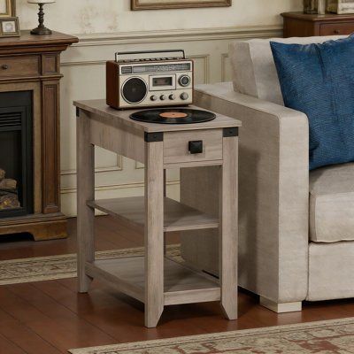 Table de bout mince avec station de charge et tiroir de rangement, table d'appoint de ferme avec ports USB et prises pour les petits espaces, tablettes à 2 niveaux pour le salon, la chambre à coucher ou le bureau