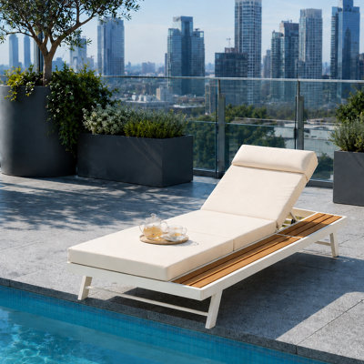 Chaise longue d'extérieur avec coussin beige, dossier inclinable réglable et plateau latéral en teck