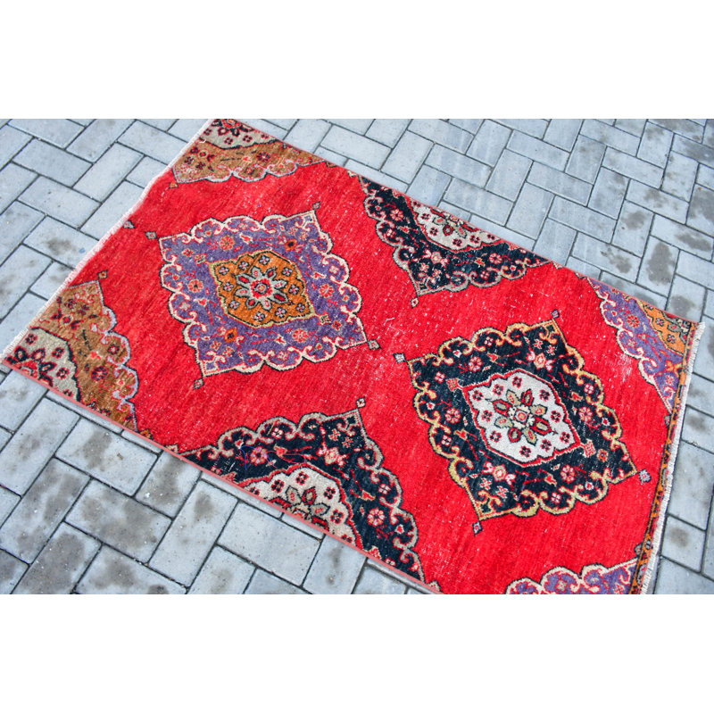 Tapis turc rétro à motif rouge parfait pour ajouter une touche d'élégance et de chaleur à votre décor de salon ou de chambre à coucher