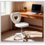 Fauteuil de bureau élégant avec dossier en forme de cœur, roulettes pivotantes et revêtement en molleton peluche pour un confort et un style incomparables.