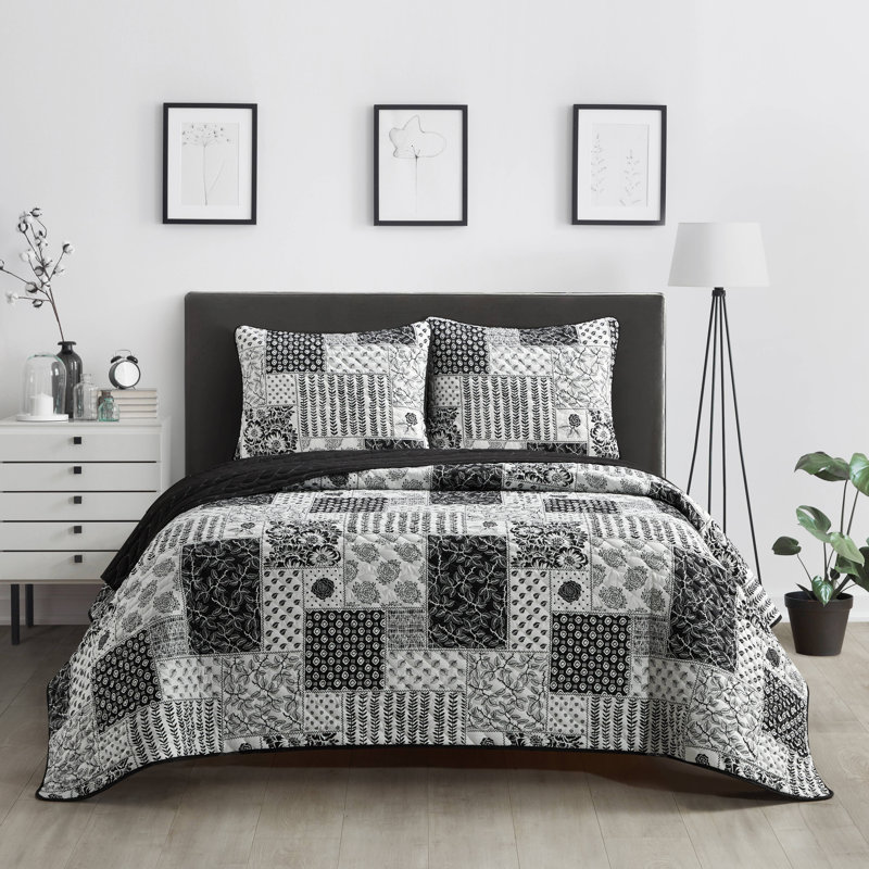 Makenna Black/White Microfiber 3 Piece Quilt Set, Queen