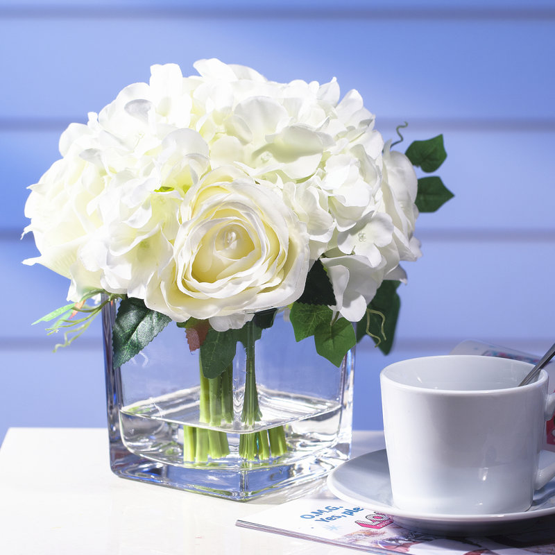 Arrangement d'hortensias dans un vase en verre, Crème