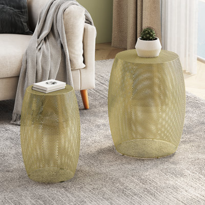 Ensemble de tables d'appoint rondes en métal creux avec finition dorée et design ajouré, parfait pour les intérieurs modernes et les espaces compacts