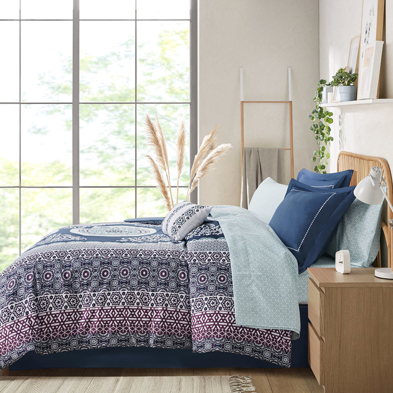 Literie simple avec édredon - imprimé médaillon bleu marine, coussin décoratif doux, drap complet, motif élégant et tendance, bordures brodées, solution polyvalente