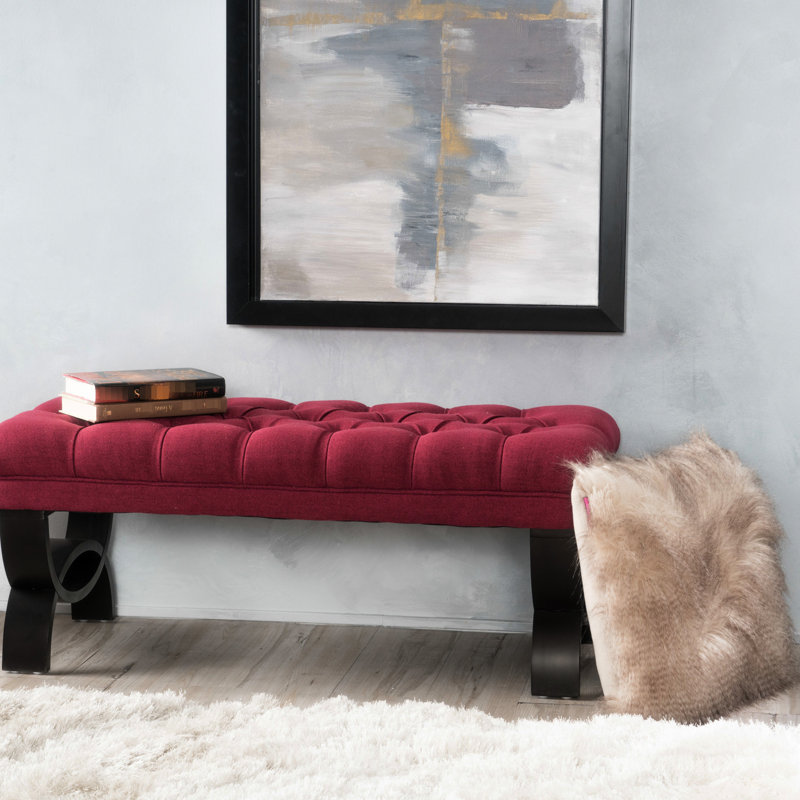 Élégant banc en tissu rouge avec un capitonnage exquis et un revêtement lisse d'un design élégant