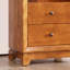 Armoire ouverte avec tiroirs