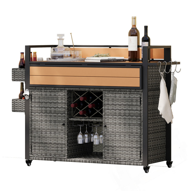 Chariot de barbecue extérieur en osier durable avec plateau en poly-bois allongé et grand espace de rangement, parfait pour les réceptions sur la terrasse.