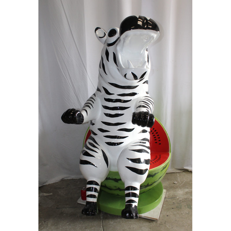 Hippopotame abstrait et géométrique joyeux portant un pyjama sur un melon d'eau, statue en fibre de verre 40 po x 58 po x H 67 po