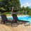 Chaises longues de piscine pliantes Outsunny, chaises de bronzage d'extérieur avec abat-jour, dossier inclinable, structure en acier et poche latérale pour la plage, la cour et le patio