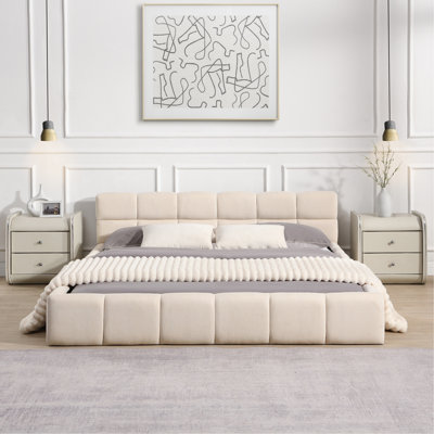 Grand lit en chenille beige avec tête de lit en damier pour un confort - Design de chambre à coucher confortable et contemporain
