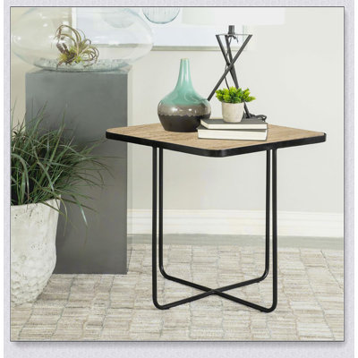 Table d'appoint en travertin avec base inclinée, parfaite pour les intérieurs modernes et élégance fonctionnelle.