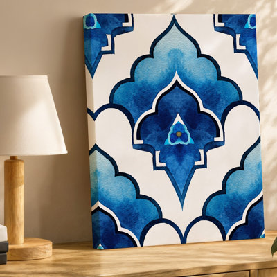 La toile crée un motif sans couture mettant en vedette un motif de carreaux marocains incorporant une variété de bleus allant de la marine à l'art mural sur toile