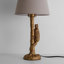 Lampe de table en résine représentant un écureuil doré (57 cm) avec abat-jour