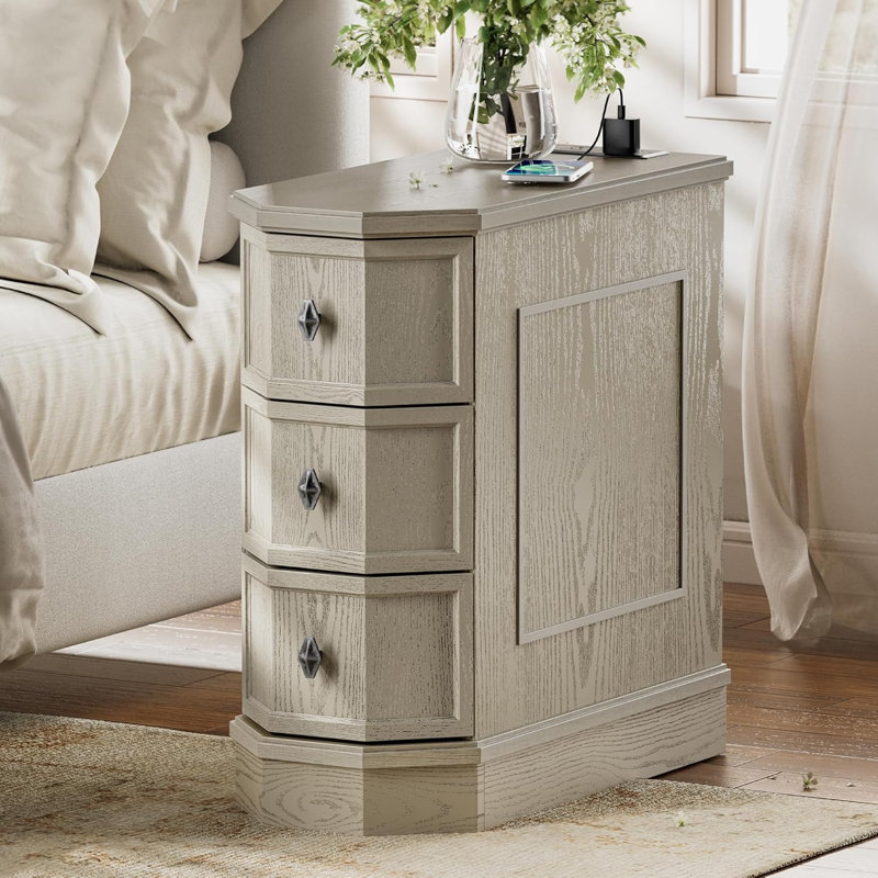 Table de chevet avec station de charge, table de bout en bois rétro avec 3 tiroirs, table d'appoint étroite Victoria, tables de chevet minces pour la chambre à coucher, pré-installation, blanc