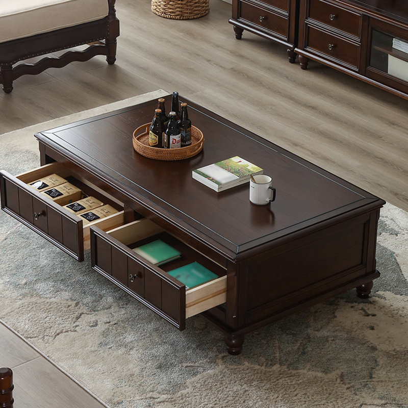 Meuble télé de style classique jumelé à une table basse