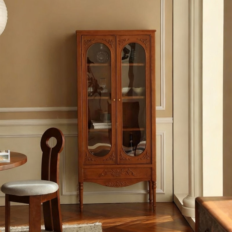 Brun massif + bois manufacturé + vitrines