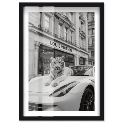 Décoration murale tendance «Tiger at the Luxury Shop» par Notoriart, cadre noir, 30 x 45