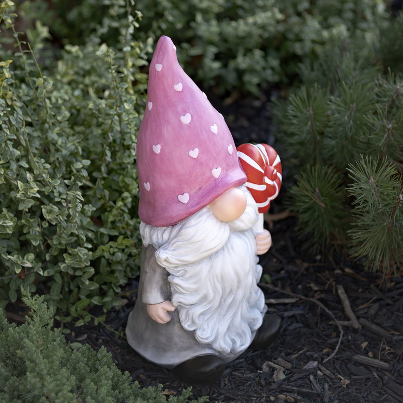 Gnome de jardin en magnésium tenant un cœur de sucette avec un chapeau rose «The Valentinos»