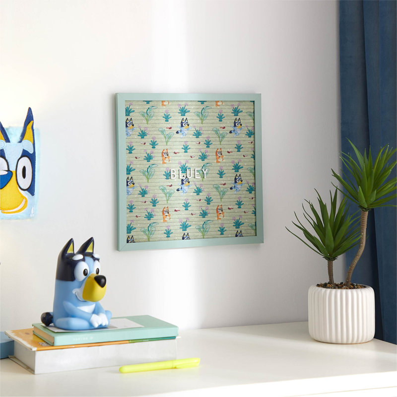 Le bloc-notes Bluey de 12 po x 12 po avec cadre en panneau de fibres à densité moyenne comprend 145 caractères
