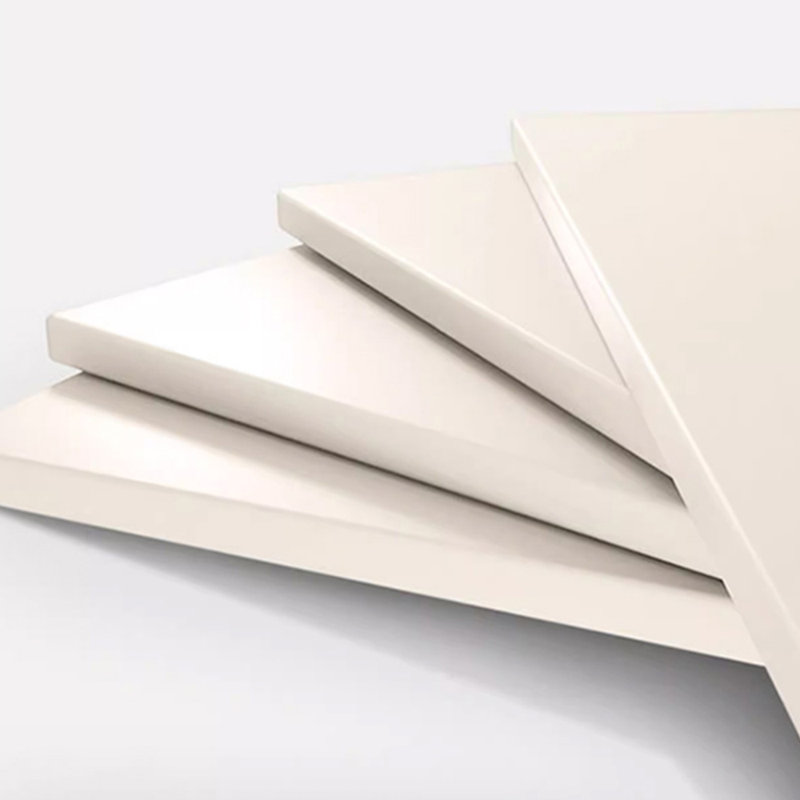 Une petite table basse de couleur crème