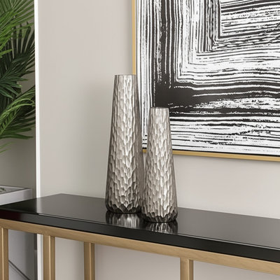 Ensemble de deux vases de table texturés en aluminium coulé argent
