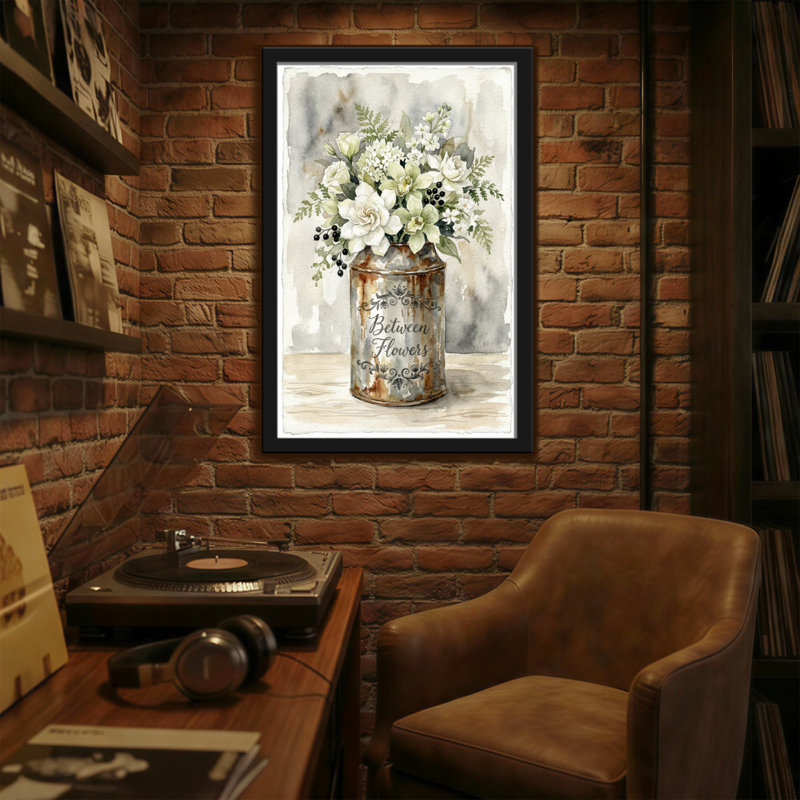 Arrangement floral de plantes et fleurs dans un vase rustique en fer-blanc, H 36 po x l 24 po