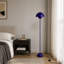 Lampe sur pied industrielle de style industriel avec abat-jour bleu et interrupteur au pied-23387962