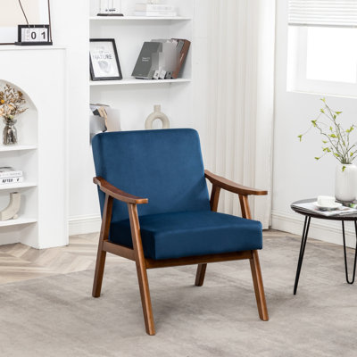 Chaise d'appoint bleu foncé avec structure intérieure en bois massif et extérieur en velours, rehaussant l'attrait de la pièce de style Mid-Century moderne