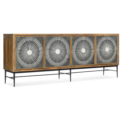 Commerce and Market Giovanni Entertainment Console