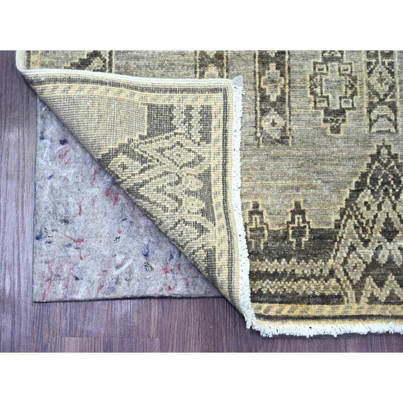Tapis gris moyen 4 pi x 11 pi 9 po, motif géométrique complexe, influence berbère, tissage dense, laine de haute montagne, tapis oriental noué à la main
