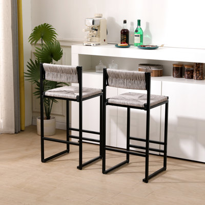 2 tabourets de comptoir gris avec dossier et chaises de bar confortables avec base en métal et assise en corde de papier. Chic pour la maison, bureau, appartement