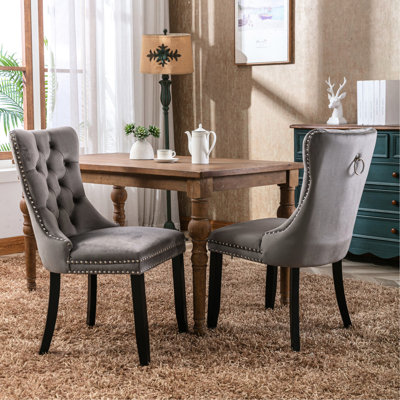 Chaise haute en velours gris avec pieds en bois massif. Siège, repose-pieds réglables, coussin en mousse confortable, revêtement de chaises à structure robuste. Dossier, intérieur des jambes haute densité, look magnifique