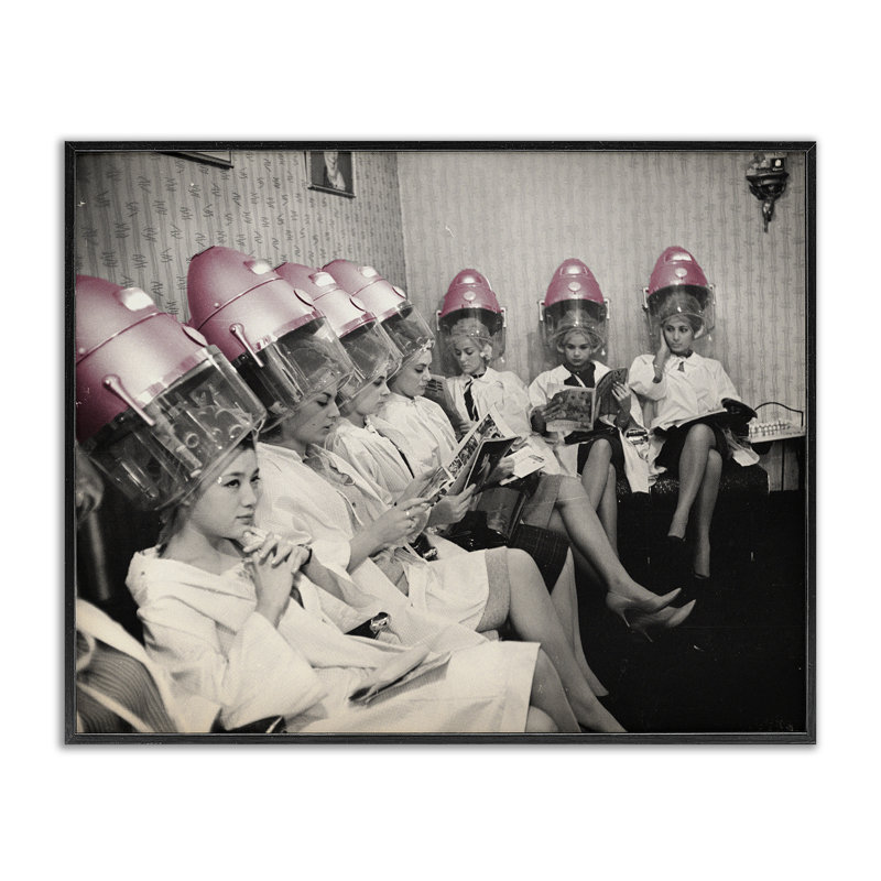 Séchoir à cheveux rétro rose, estampe numérique, design par Sophie 6, H 11 po x l 14 po, Giclée encadrée noir minuit