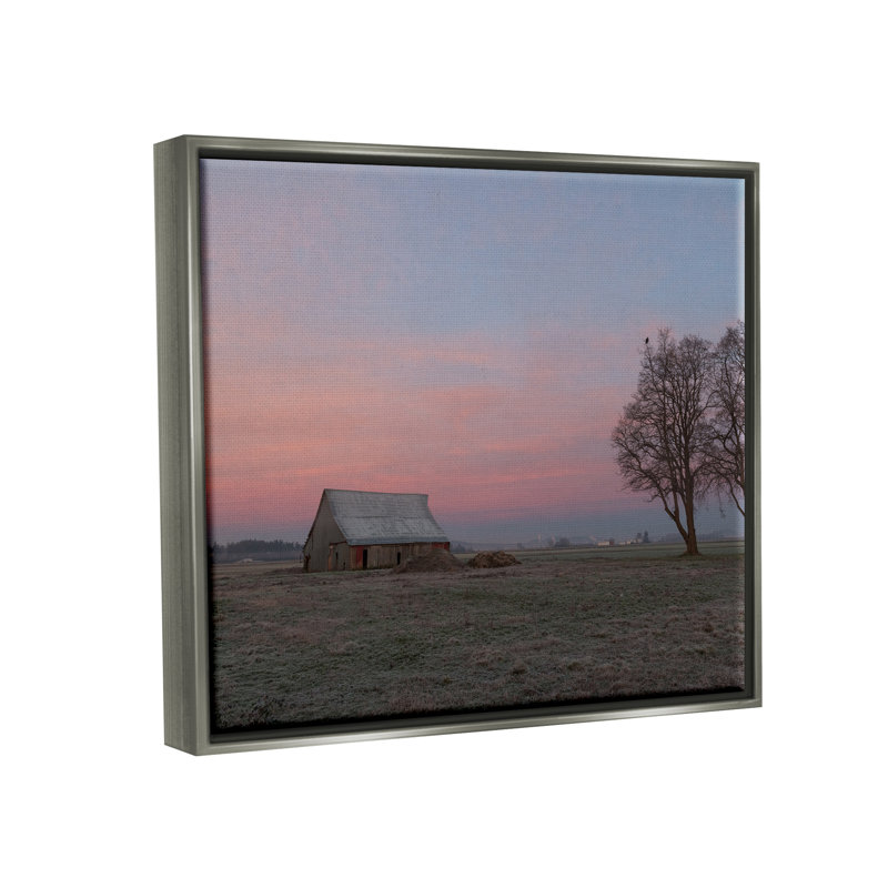 Art mural sur toile Lone Grassland Cabin, H 25 po x l 31 po x P 1,7 po, Cadre flottant gris lustré