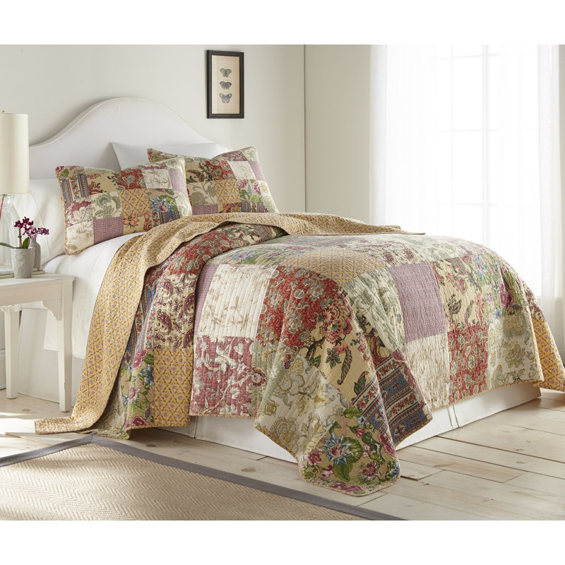 Beige/Red Cotton Reversible Quilt Set, Queen Quilt + 2 Standard Shams
