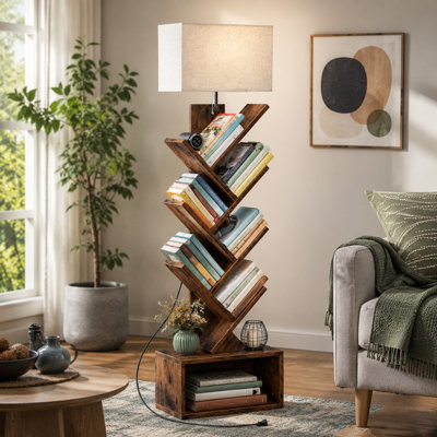 Cette bibliothèque de style arbre à 6 niveaux brun rustique comprend un éclairage et une conception plate et haute pour le rangement de livres dans un bureau à domicile, un salon ou une chambre à coucher.