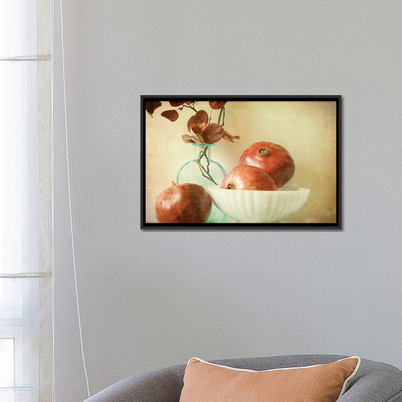 «Pomegranates and Milk Glass», reproduction de photo sur toile tendue, H 18 po x l 26 po x P 1,5 po, Toile avec cadre noir