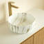 Lavabo vasque de salle de bain rond 14,2 po, céramique blanche avec motif marbré doré, montage sur vasque