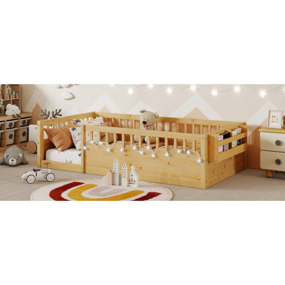 Lit simple au sol avec rails surélevés, tablette de rangement à DEL en bois et sur le côté, 19,7 pouces de profondeur, 2,7 pouces de cloison, bas au sol pour un cadre de sommeil sécuritaire, garde-corps naturel des deux côtés, caractéristiques,