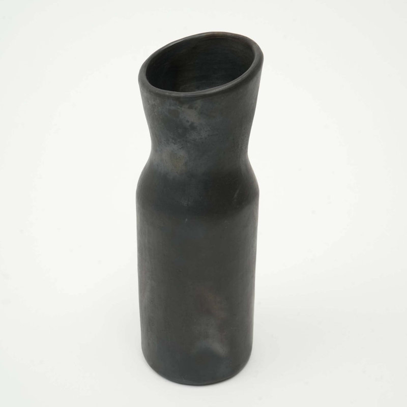 Vase en argile Longpi fait à la main avec finition noire naturelle, céramique traditionnelle au feu de joie pour une décoration florale élégante et un décor culturel.