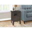 Table de chevet en stratifié brun avec rangement - Idéale pour une chambre confortable ou comme table d'appoint pratique pour un coin détente.