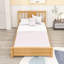 Lit plateforme simple en bois avec tête de lit-129390592