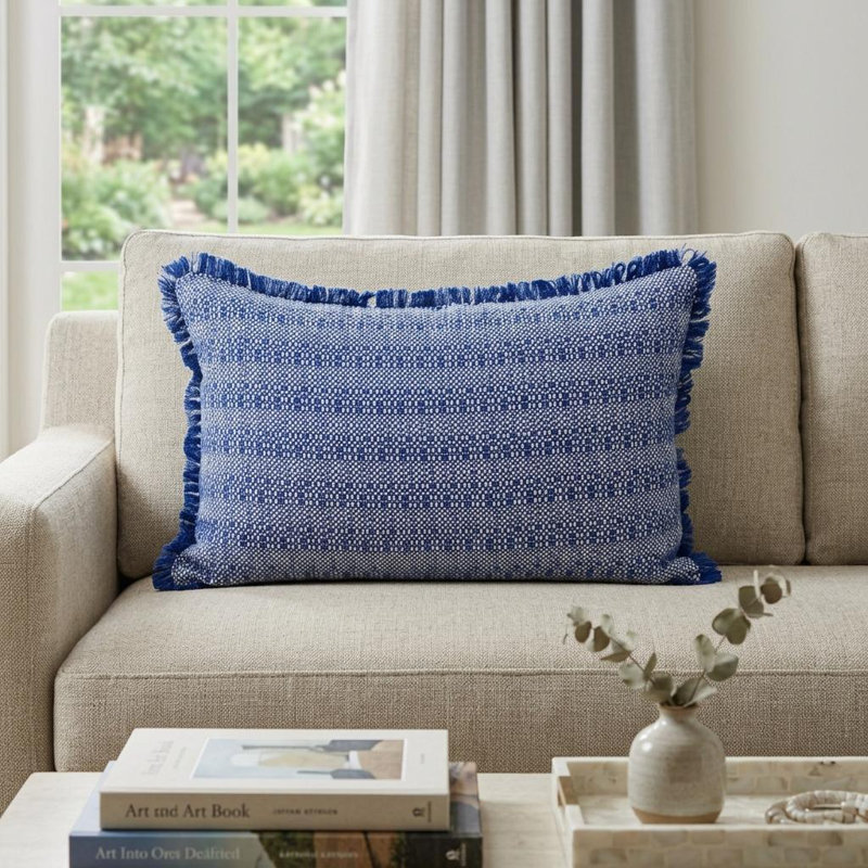 Coussin en coton 14 po x 20 po à rayures bleues et blanches avec franges