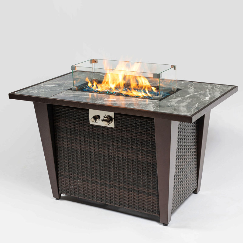 Table de foyer d'extérieur 42 po en rotin avec plateau en céramique, pare-vent en verre et housse de pluie, couvercle