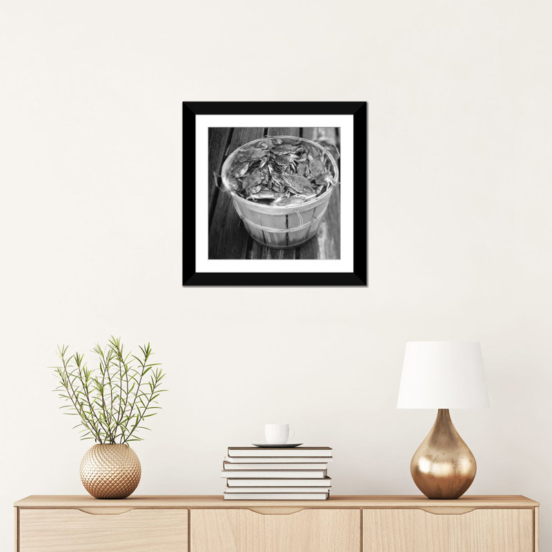 Vue à angle élevé de crabes dans un panier par Panoramic Images - Impression sur toile tendue sur châssis, Blanc
